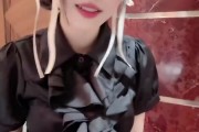 LPL互动女主持人周敢敢分享跳舞视频：黑色系就是好！这腿好长！